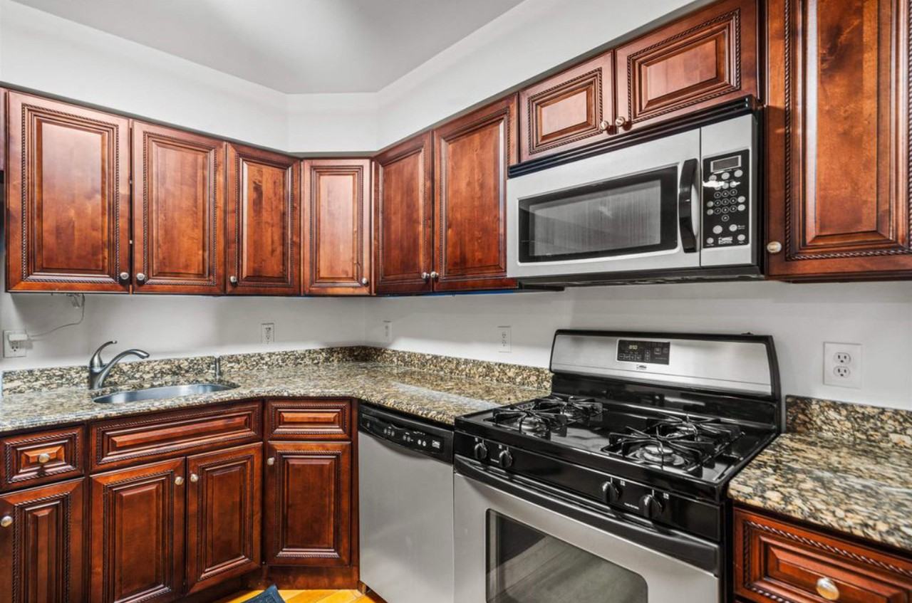 135 38th St #401 - Photo 2 of 13