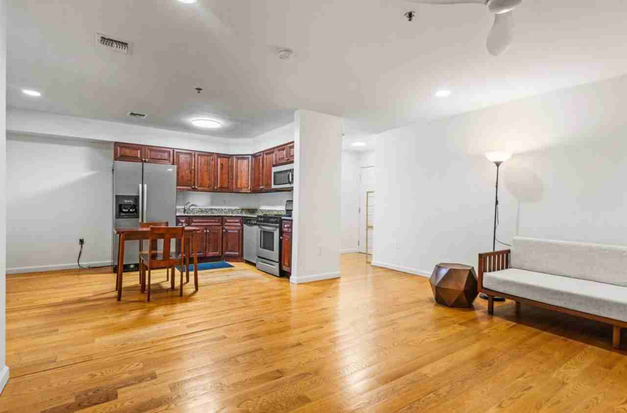 135 38th St #401 - Photo 3 of 13