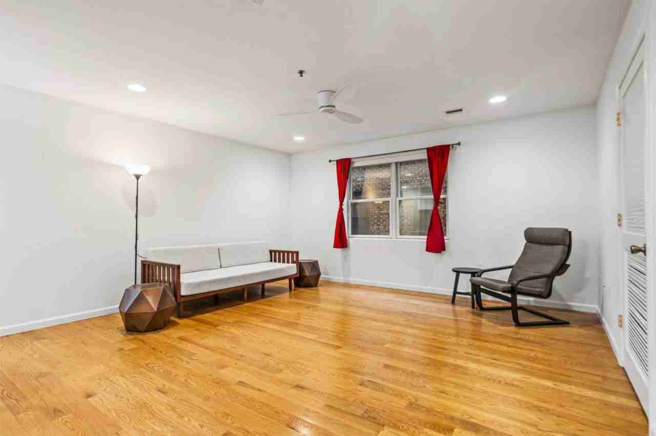 135 38th St #401 - Photo 6 of 13