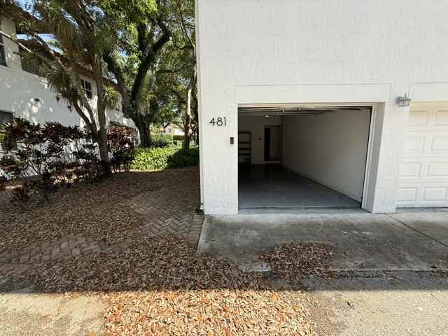 481 Menendez Ave - Photo 3 of 7