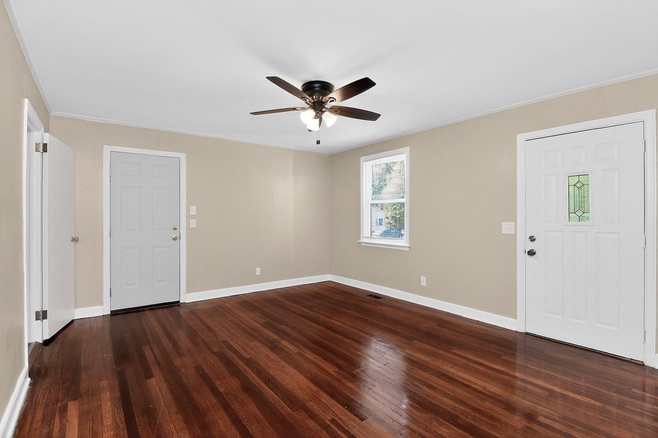 1011 Lomond Ave - Photo 2 of 17