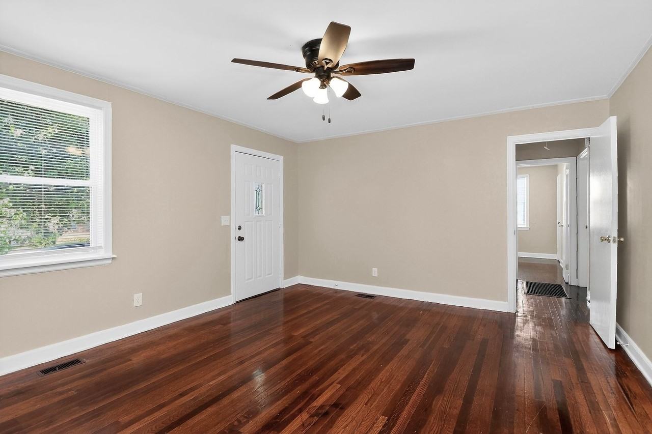 1011 Lomond Ave - Photo 4 of 17