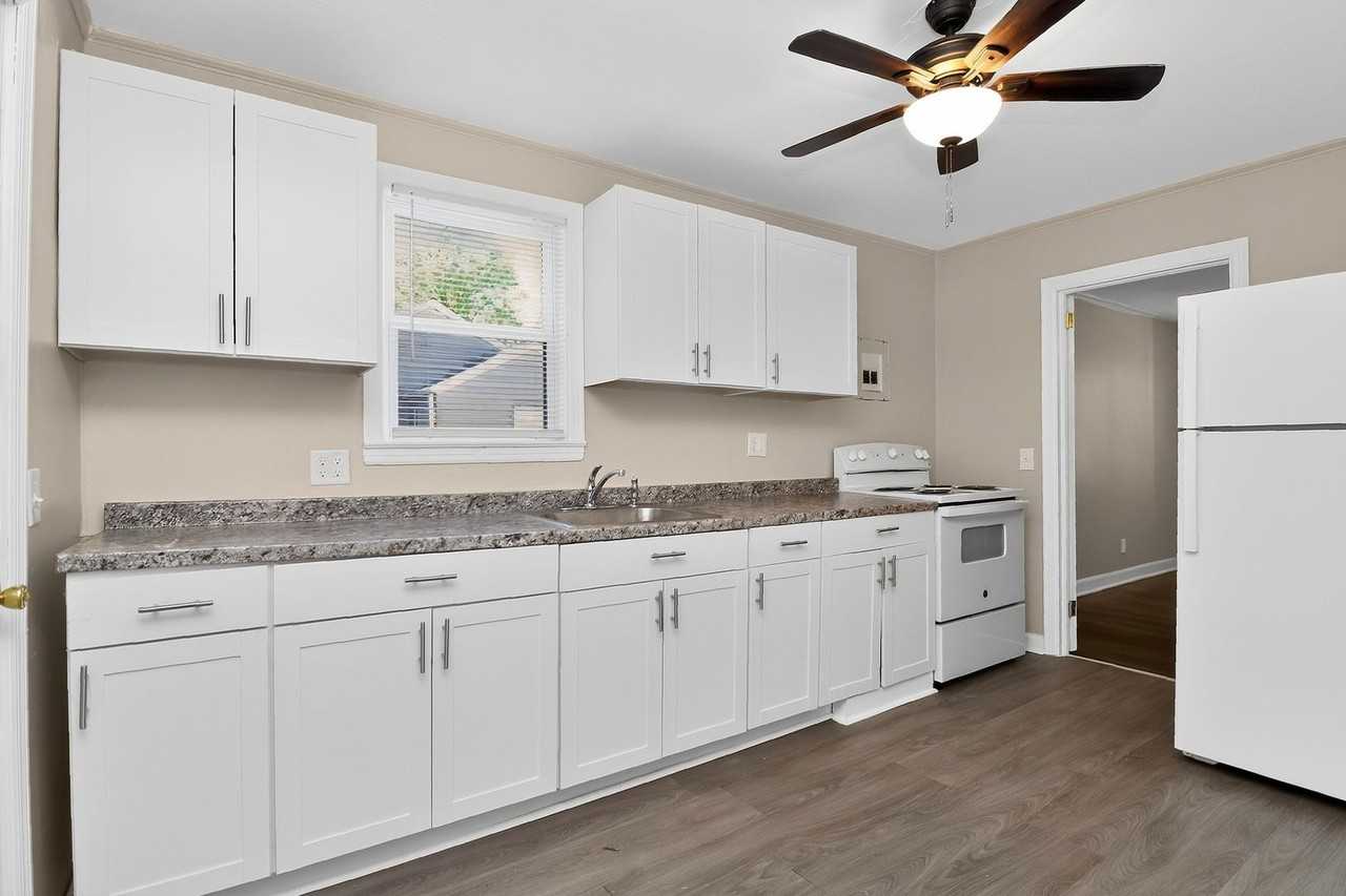 1011 Lomond Ave - Photo 5 of 17