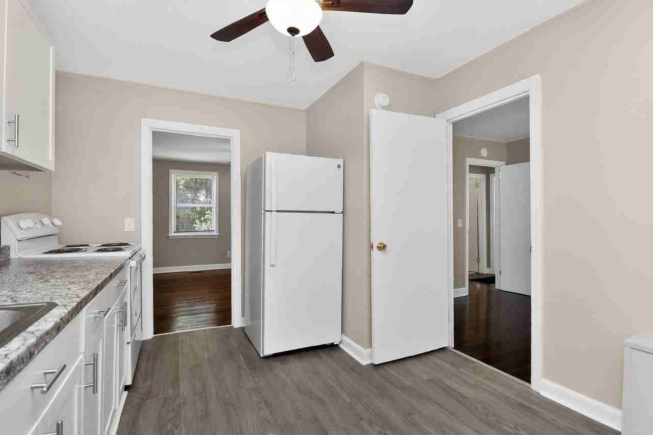 1011 Lomond Ave - Photo 6 of 17