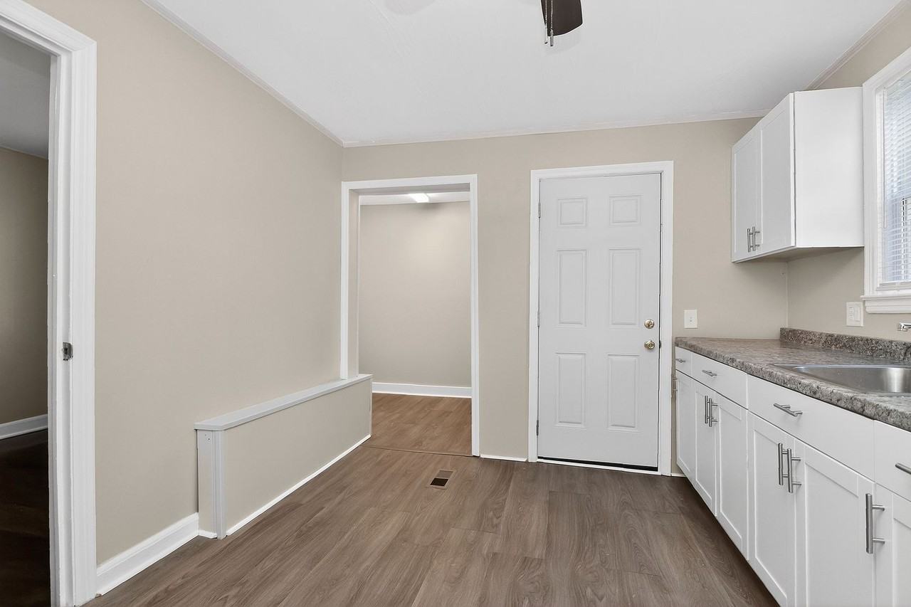 1011 Lomond Ave - Photo 7 of 17