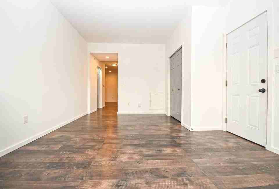 1075 Fraserview St - Photo 2 of 16