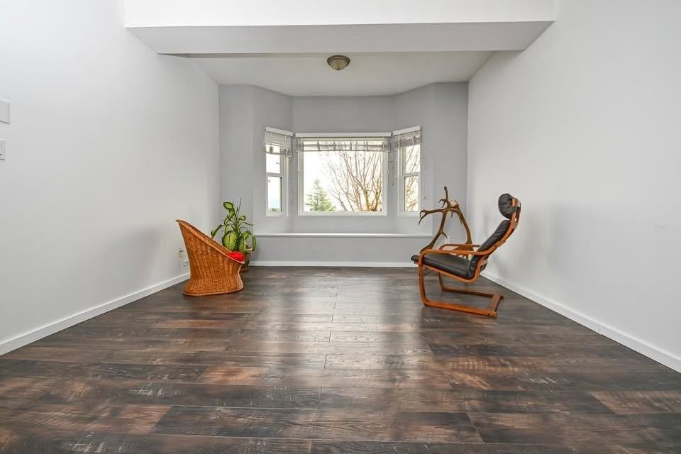 1075 Fraserview St - Photo 3 of 16