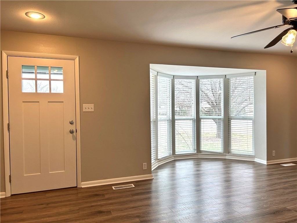 301 Crestview Dr - Photo 3 of 35