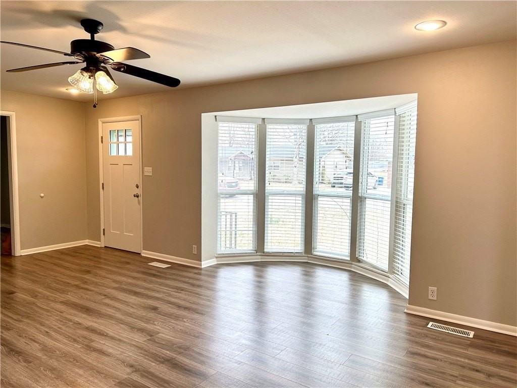 301 Crestview Dr - Photo 4 of 35