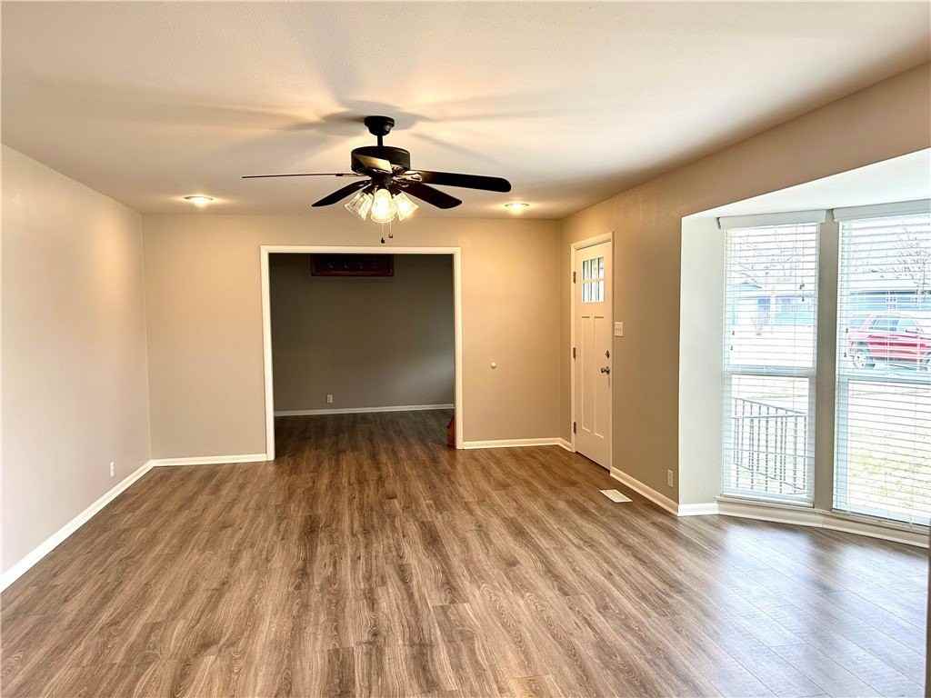 301 Crestview Dr - Photo 5 of 35