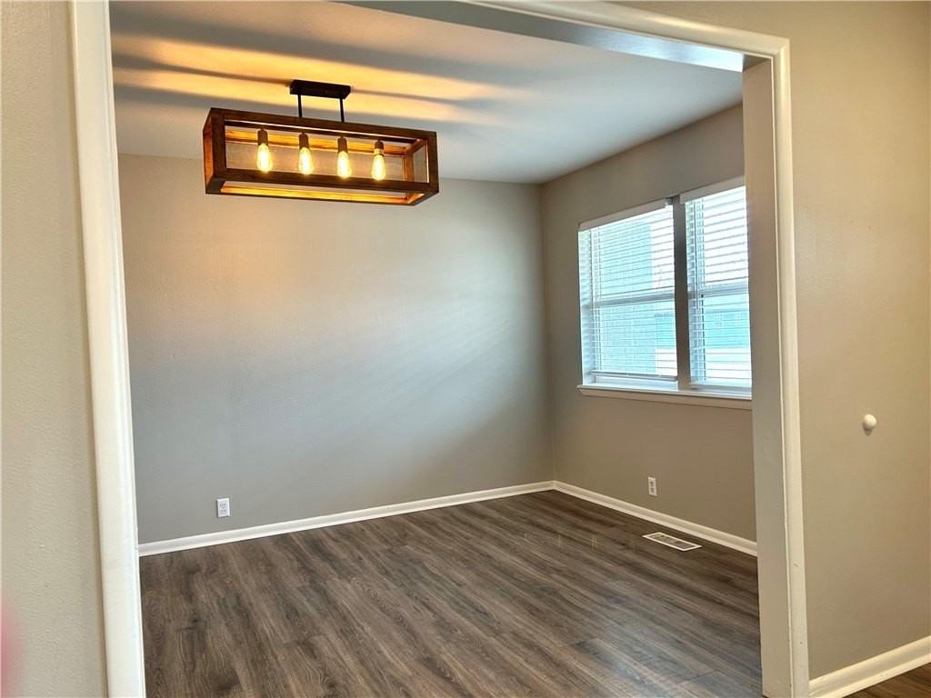 301 Crestview Dr - Photo 6 of 35