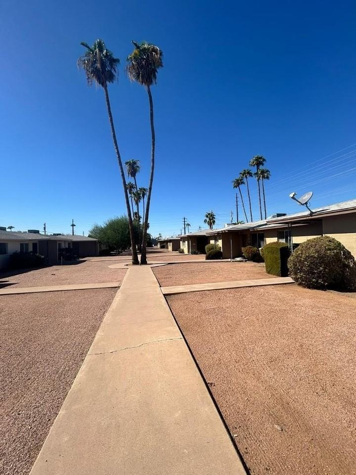 5233 E University Dr Apt B - Photo 2 of 20