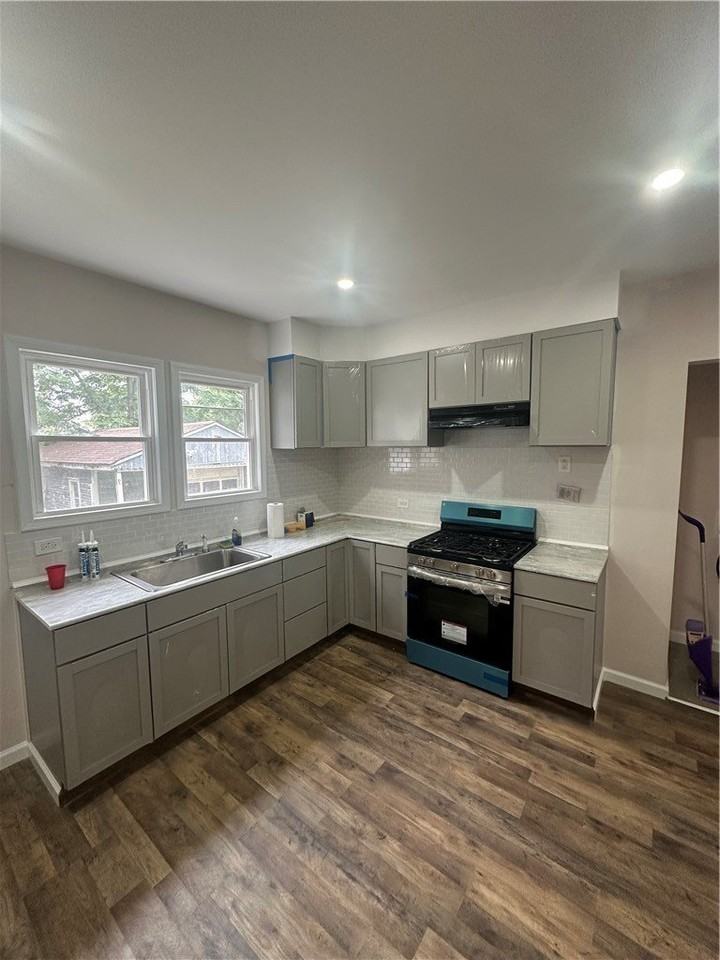 255 Lyon St - Photo 2 of 8