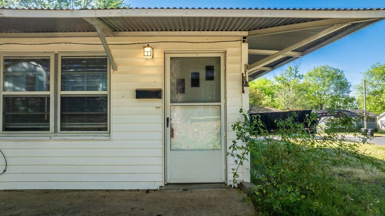 715 Oakwood - Photo 4 of 20