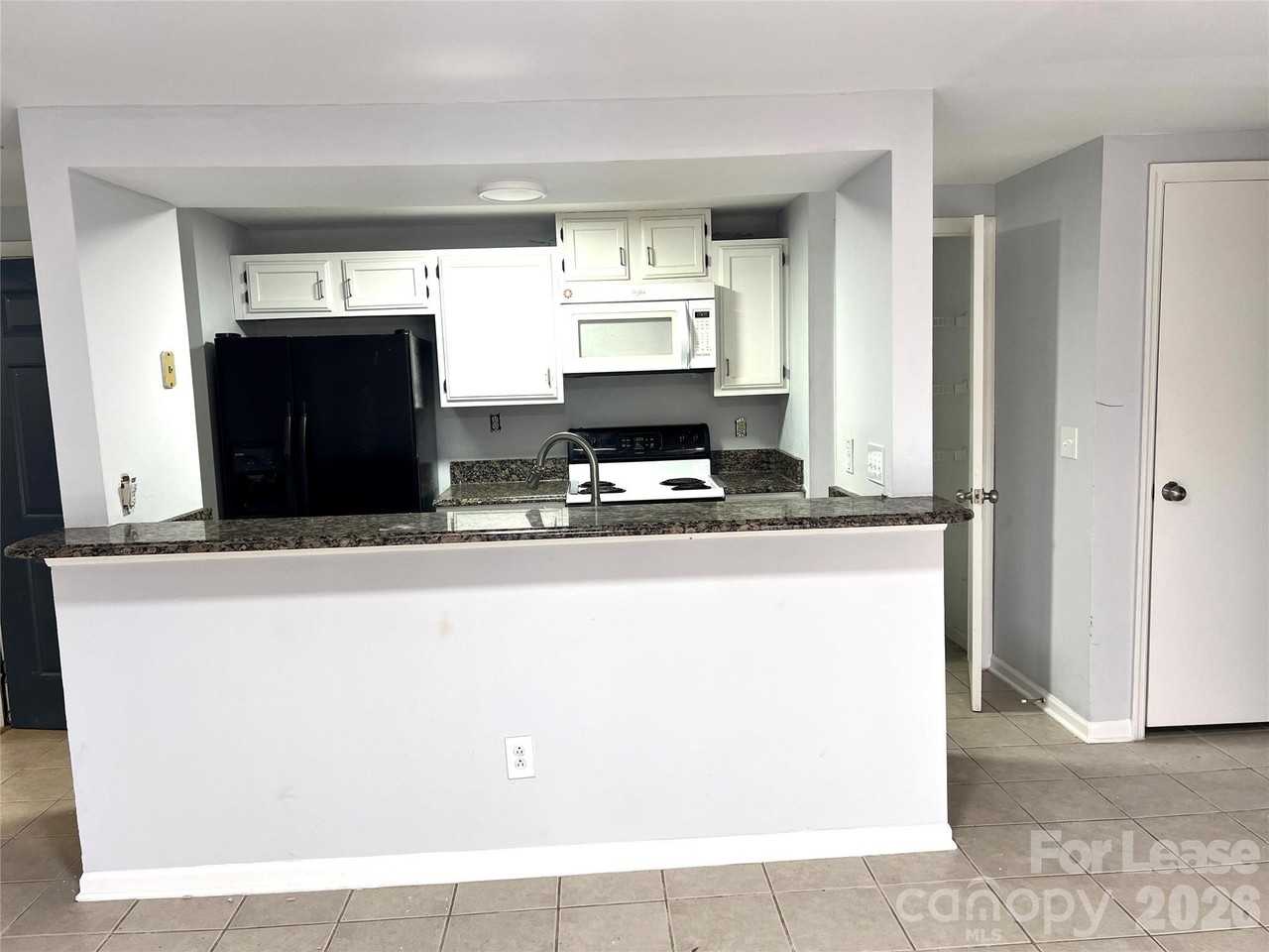 1624 Arlyn Cir #H - Photo 2 of 5
