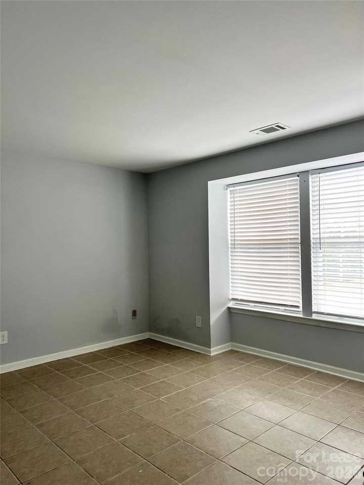 1624 Arlyn Cir #H - Photo 3 of 5