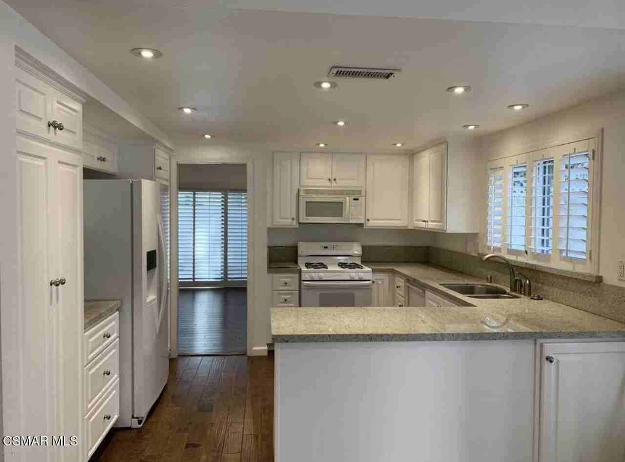 924 Thistlegate Rd - Photo 5 of 19