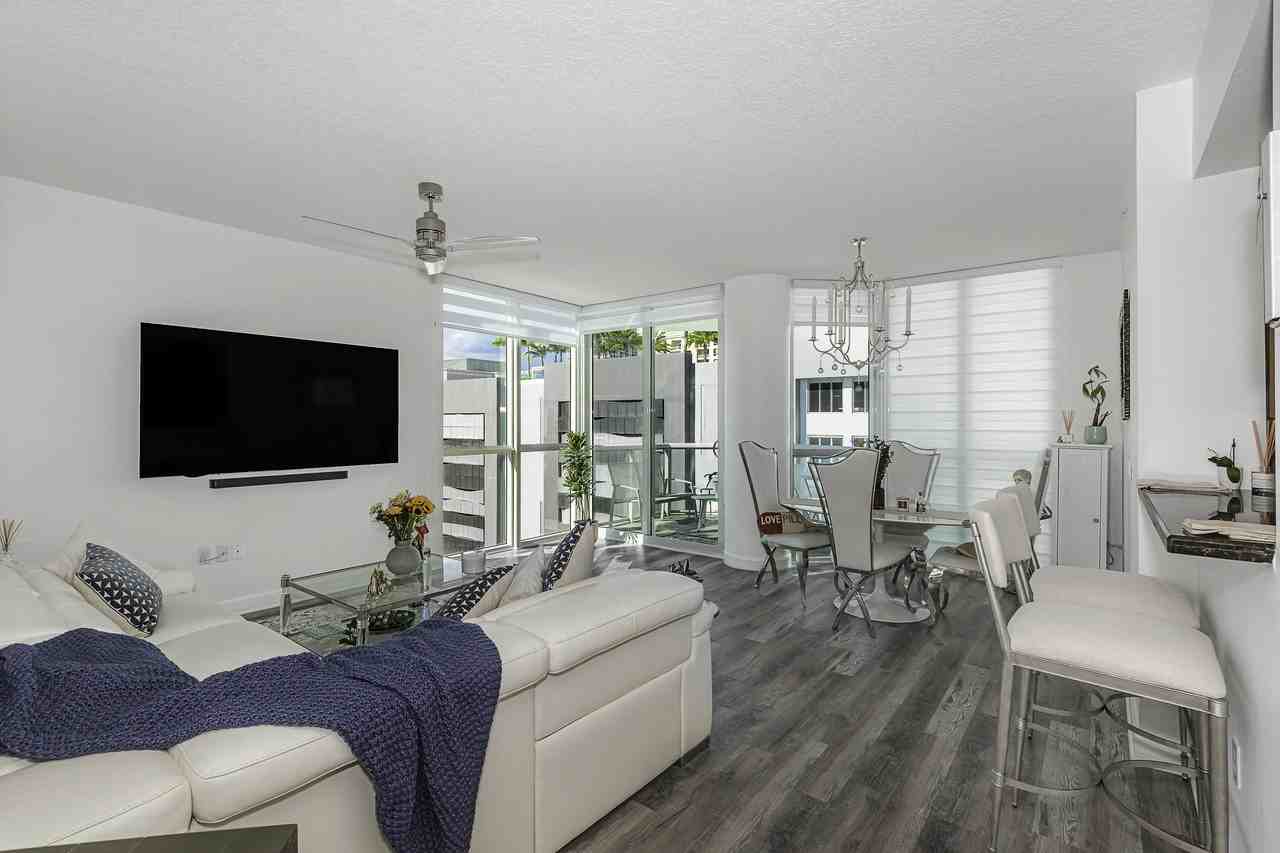 111 Se 8th Ave - Photo 2 of 48