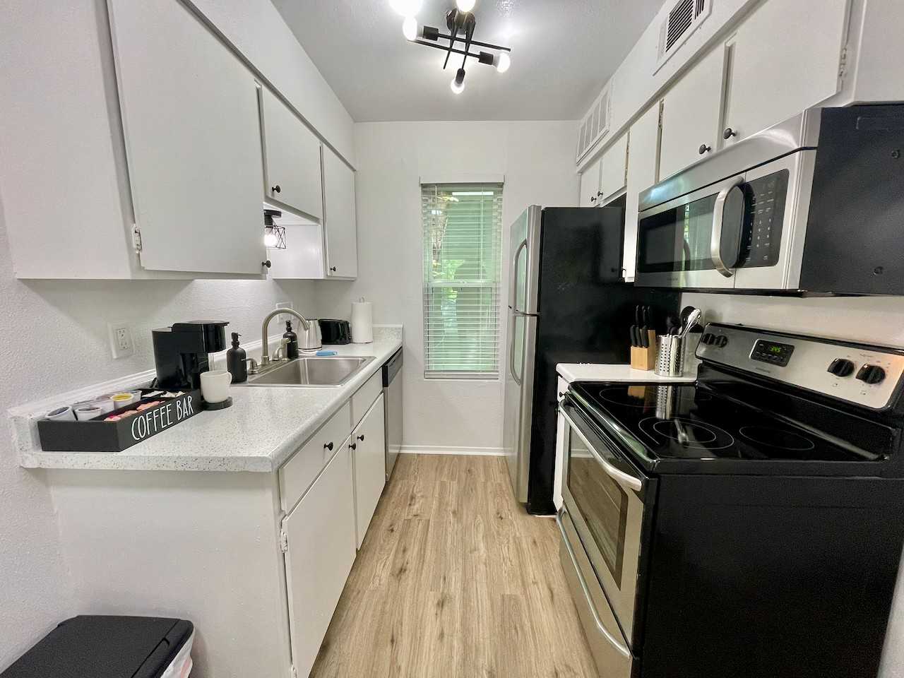 4504 Speedway - Photo 5 of 17