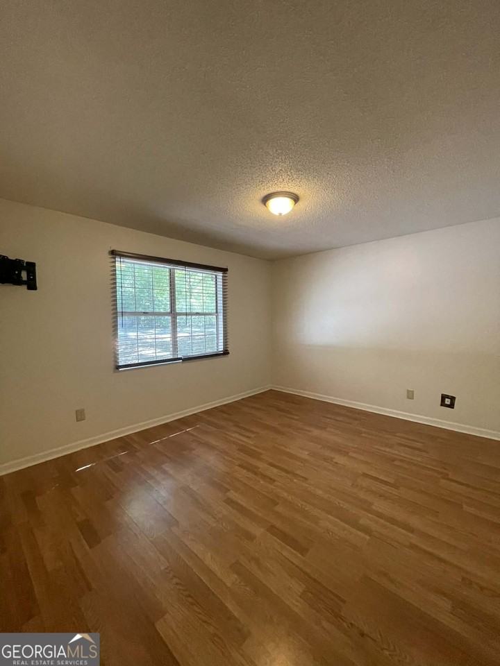 205 Merlin St - Photo 6 of 12