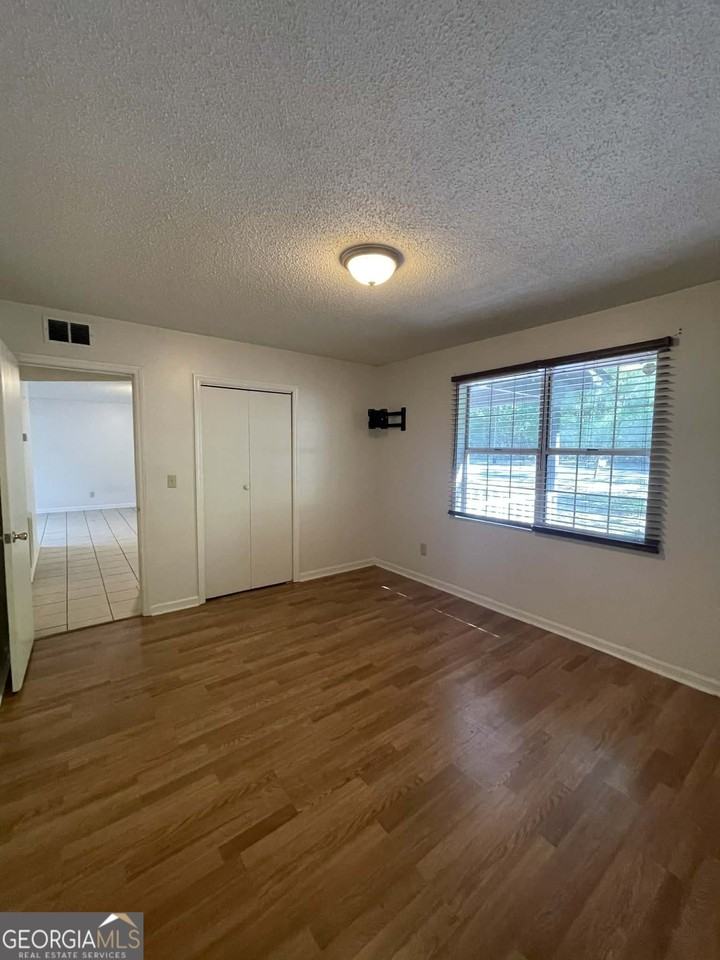 205 Merlin St - Photo 7 of 12