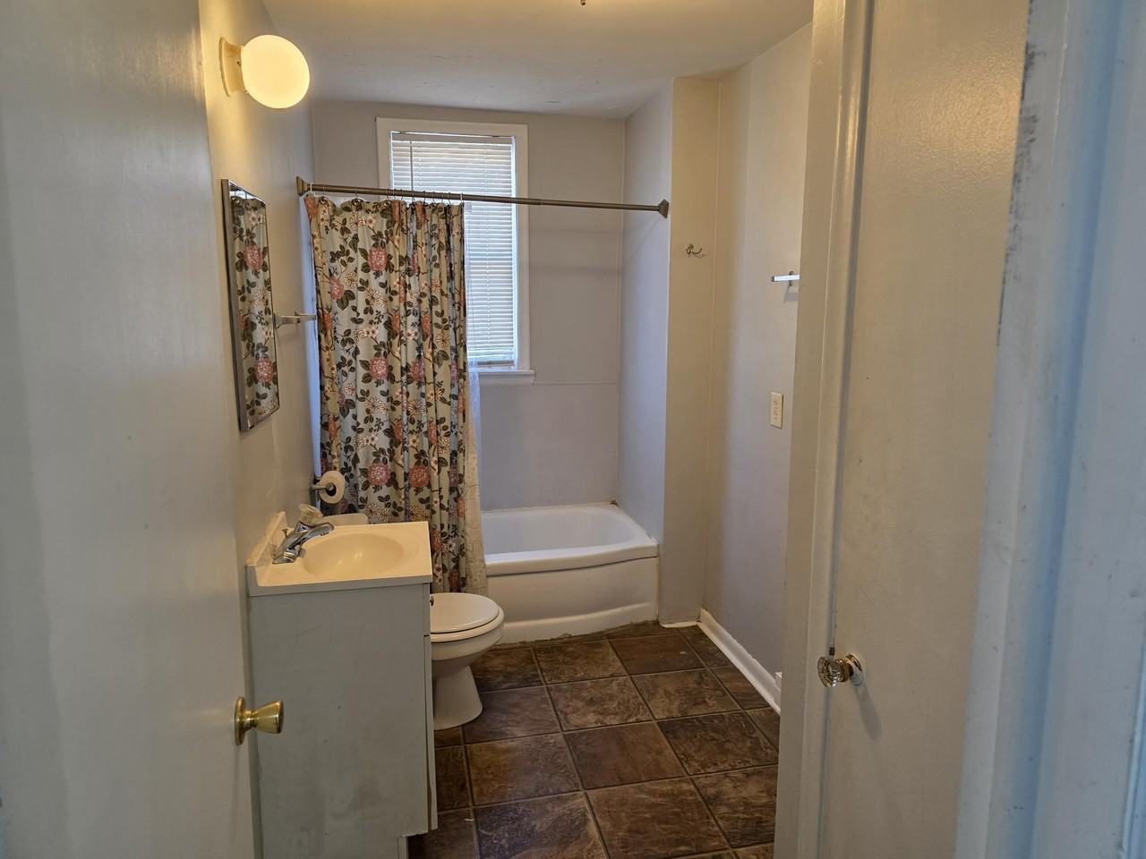 22006 N Chrysler Dr Apt 4 - Photo 3 of 18