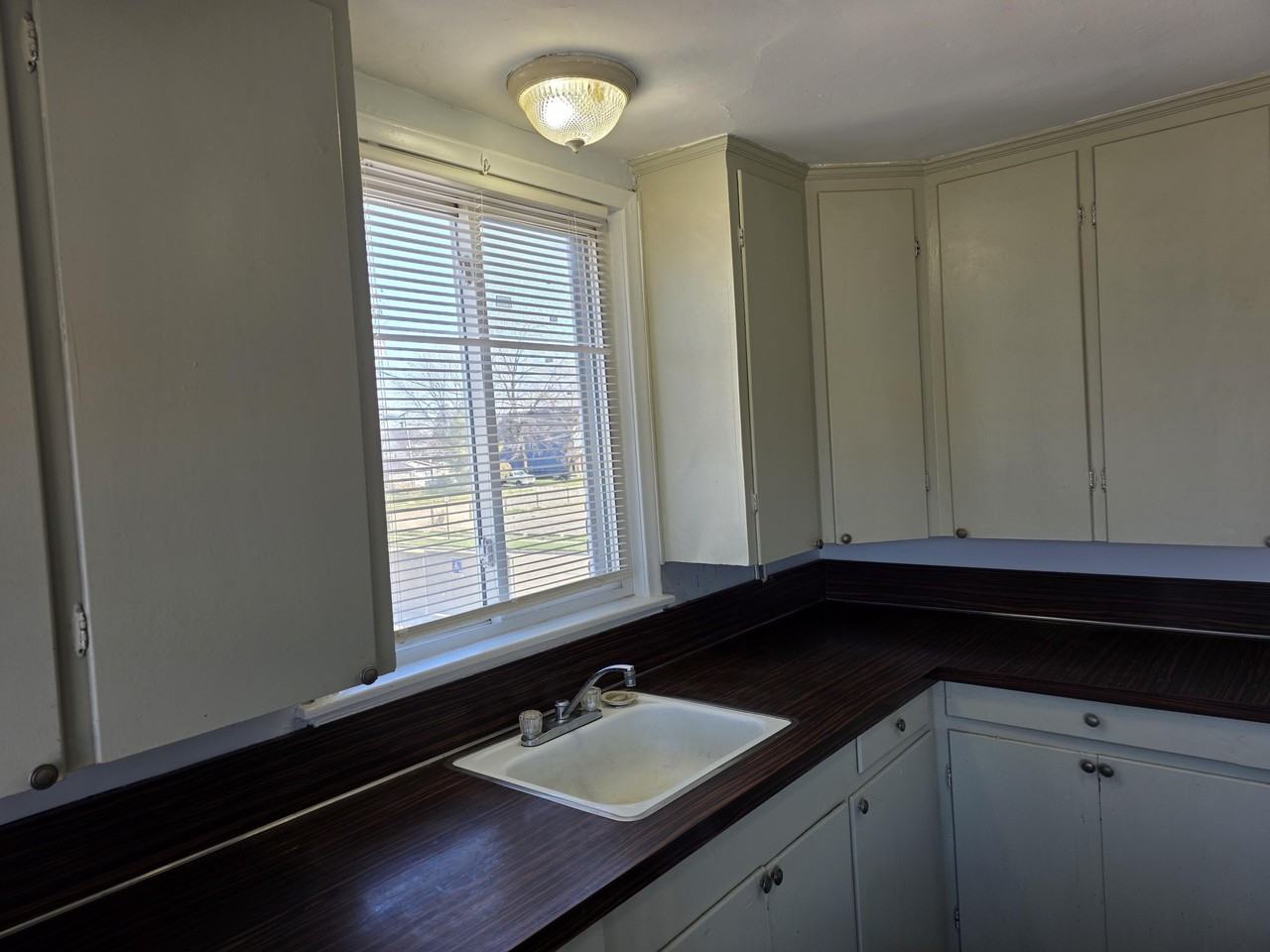 22006 N Chrysler Dr Apt 4 - Photo 7 of 18