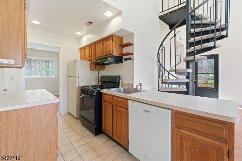 8 Augusta Dr #8 - Photo 4 of 15