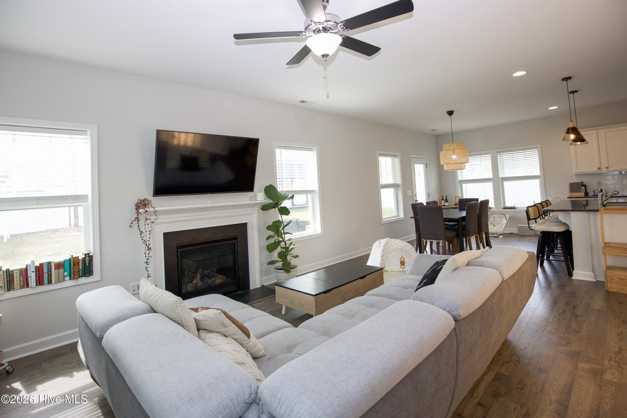 1100 Camellia Dr - Photo 7 of 50