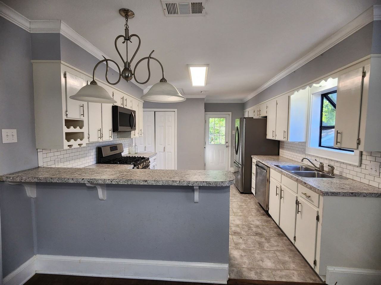 215 E Washington St - Photo 3 of 10