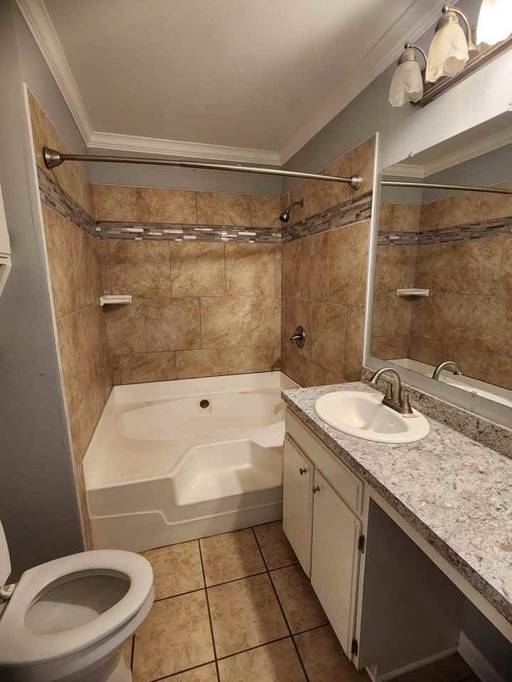 215 E Washington St - Photo 7 of 10