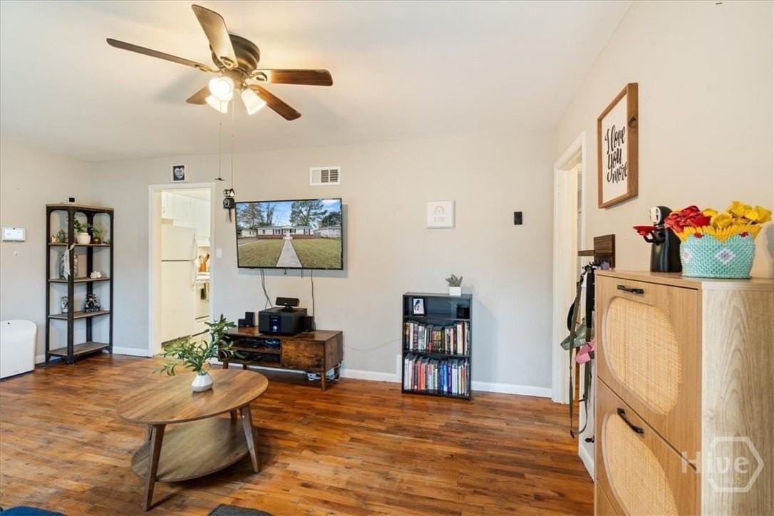 325 Manor Dr - Photo 2 of 18