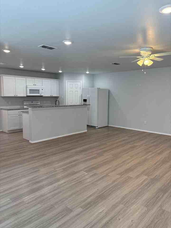 5515 Kemper St Apt A - Photo 4 of 13