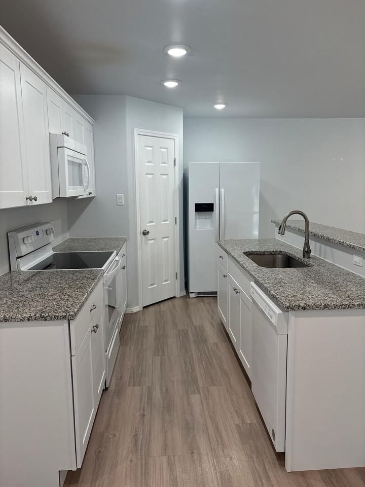 5515 Kemper St Apt A - Photo 5 of 13