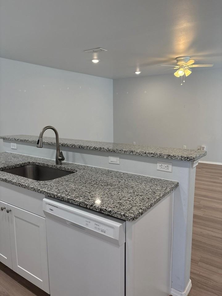 5515 Kemper St Apt A - Photo 6 of 13