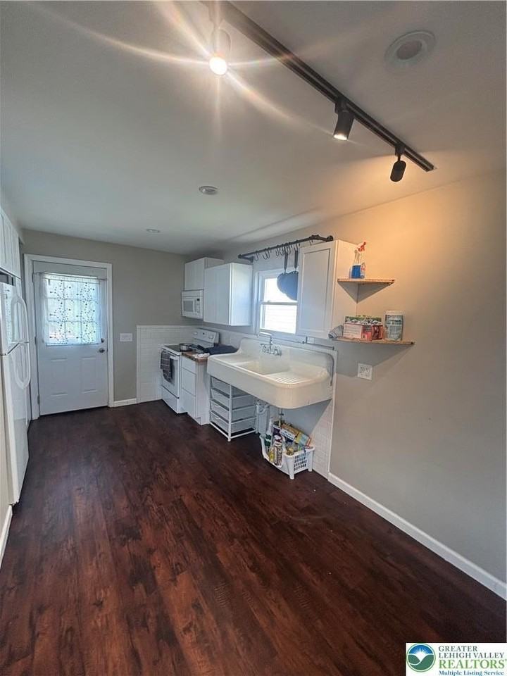 22 Newport Ave - Photo 4 of 13