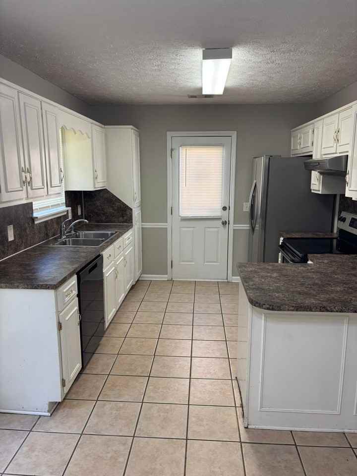 1447 Kings Mountain Rd - Photo 2 of 20