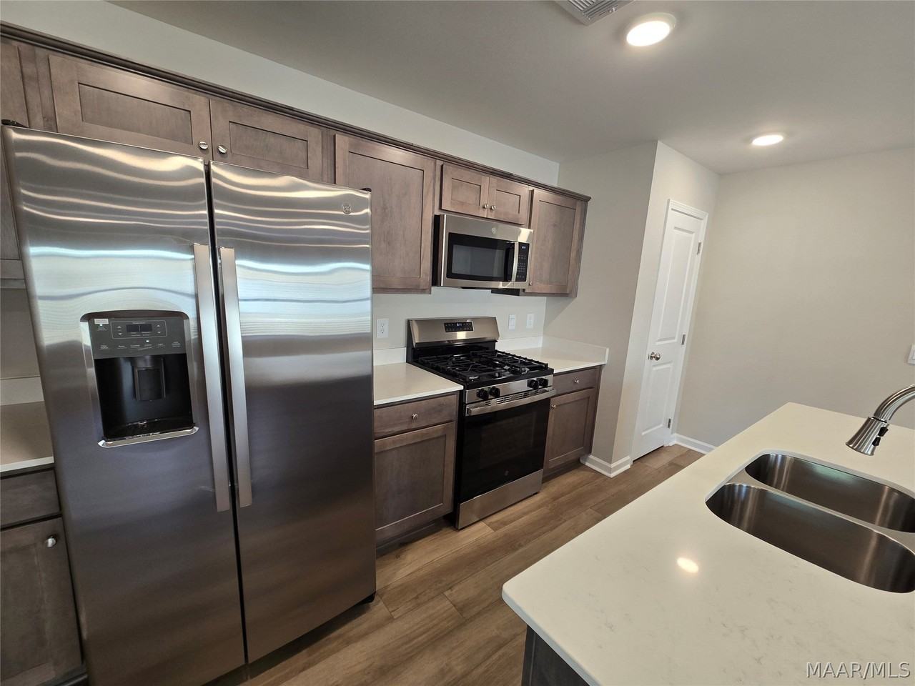 374 Kohn Dr - Photo 4 of 21