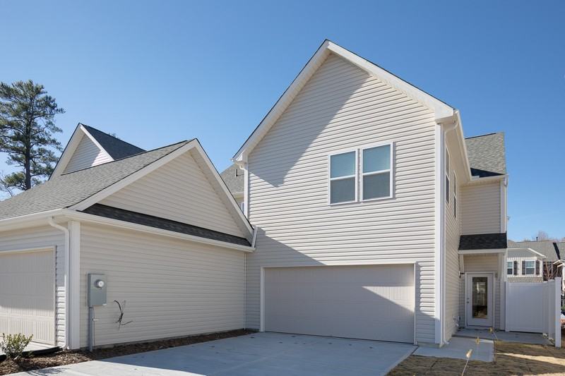 215 Hamlet Pl - Photo 2 of 17