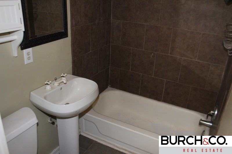 1425 Angelus St - Photo 4 of 18