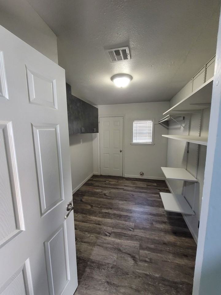 555 E Harmon Dr - Photo 2 of 15