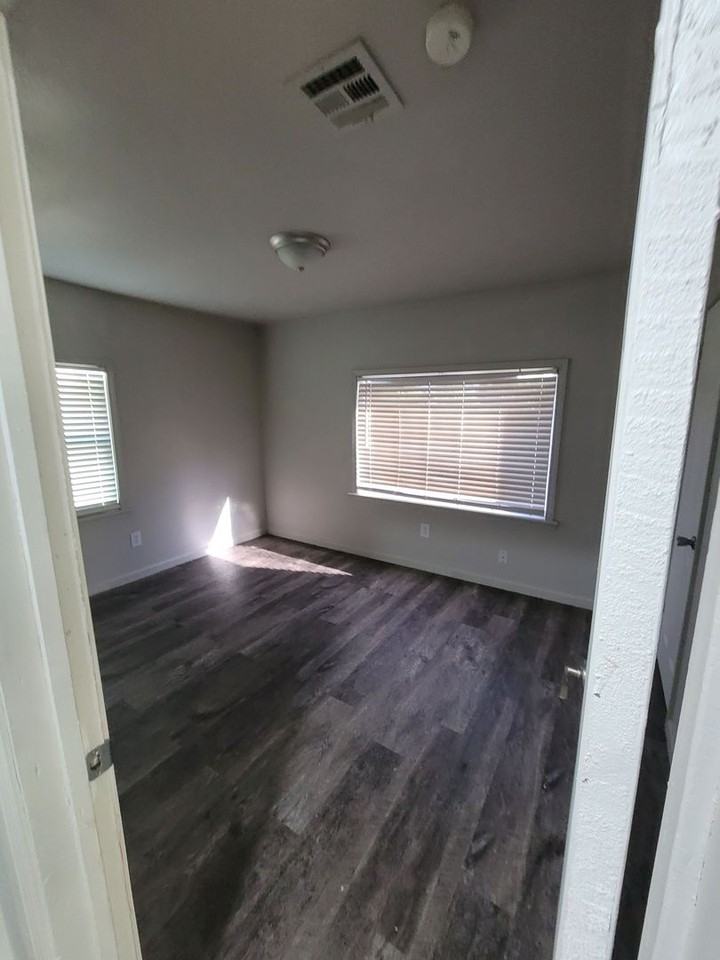 555 E Harmon Dr - Photo 4 of 15