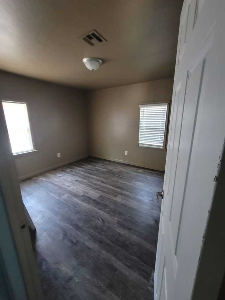 555 E Harmon Dr - Photo 6 of 15