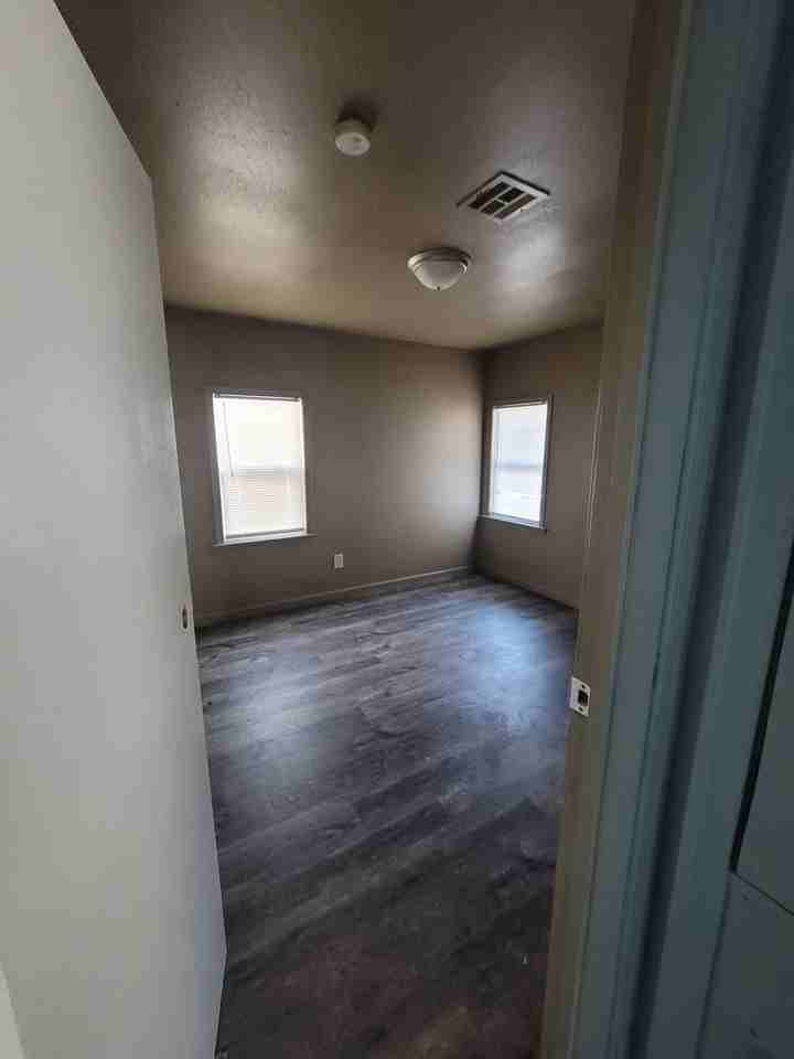 555 E Harmon Dr - Photo 7 of 15