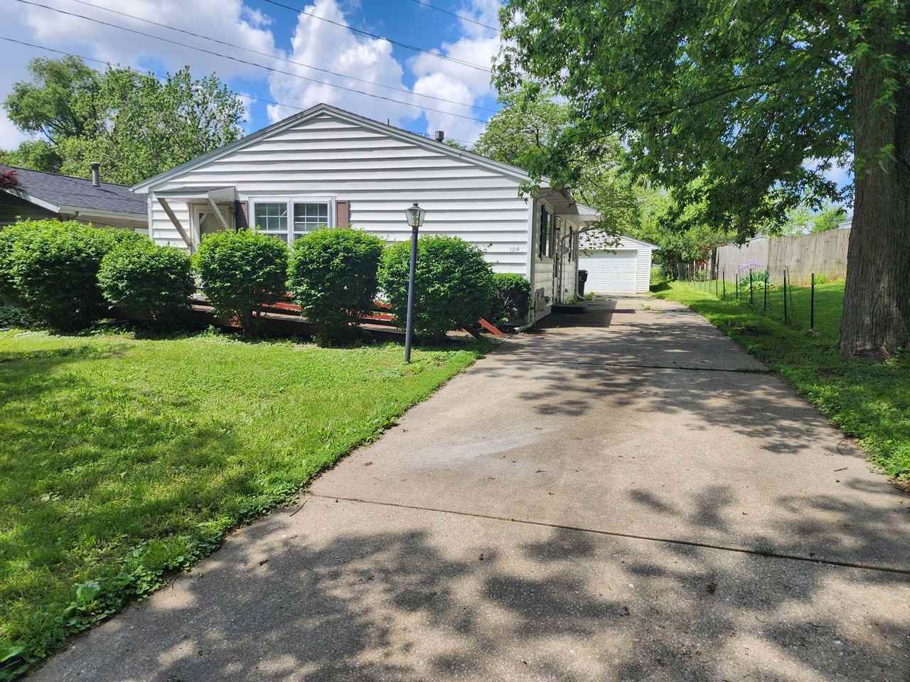 1219 Barker St - Photo 3 of 19