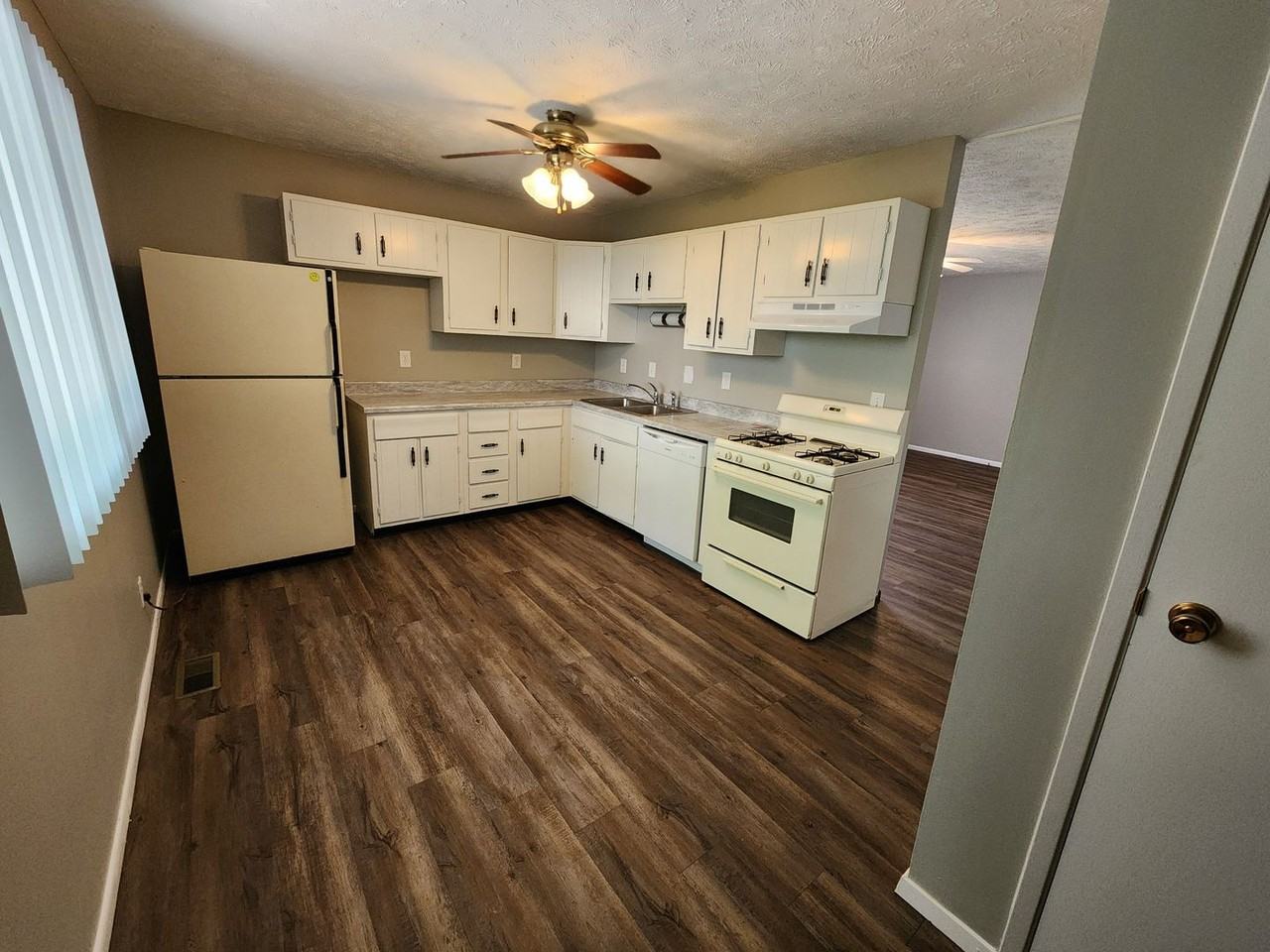 1219 Barker St - Photo 4 of 19