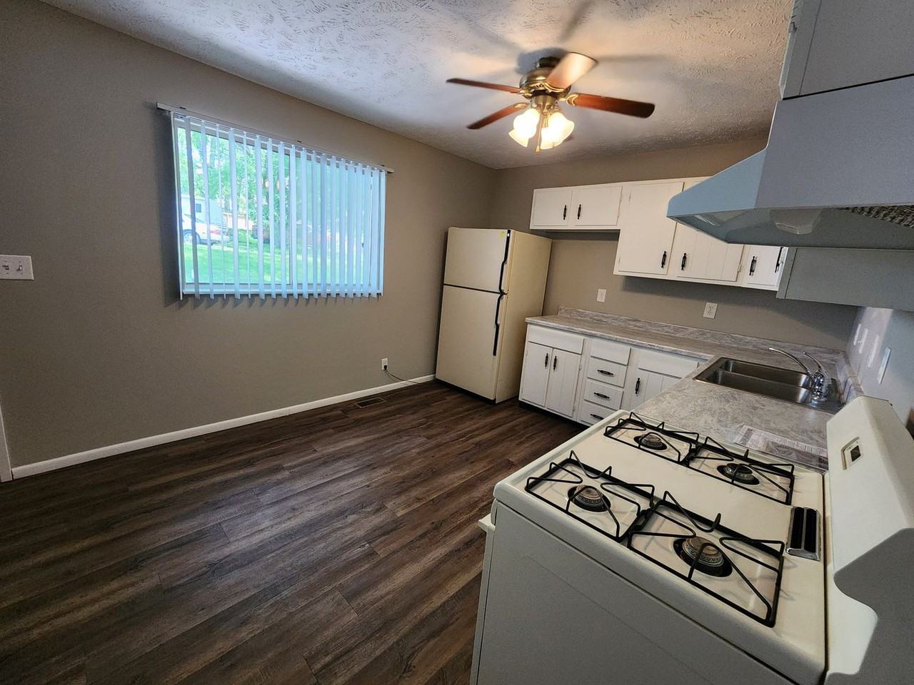 1219 Barker St - Photo 5 of 19