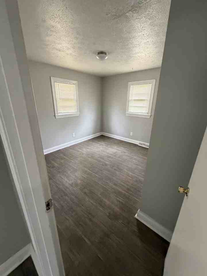 819 W Florence Ave - Photo 5 of 12