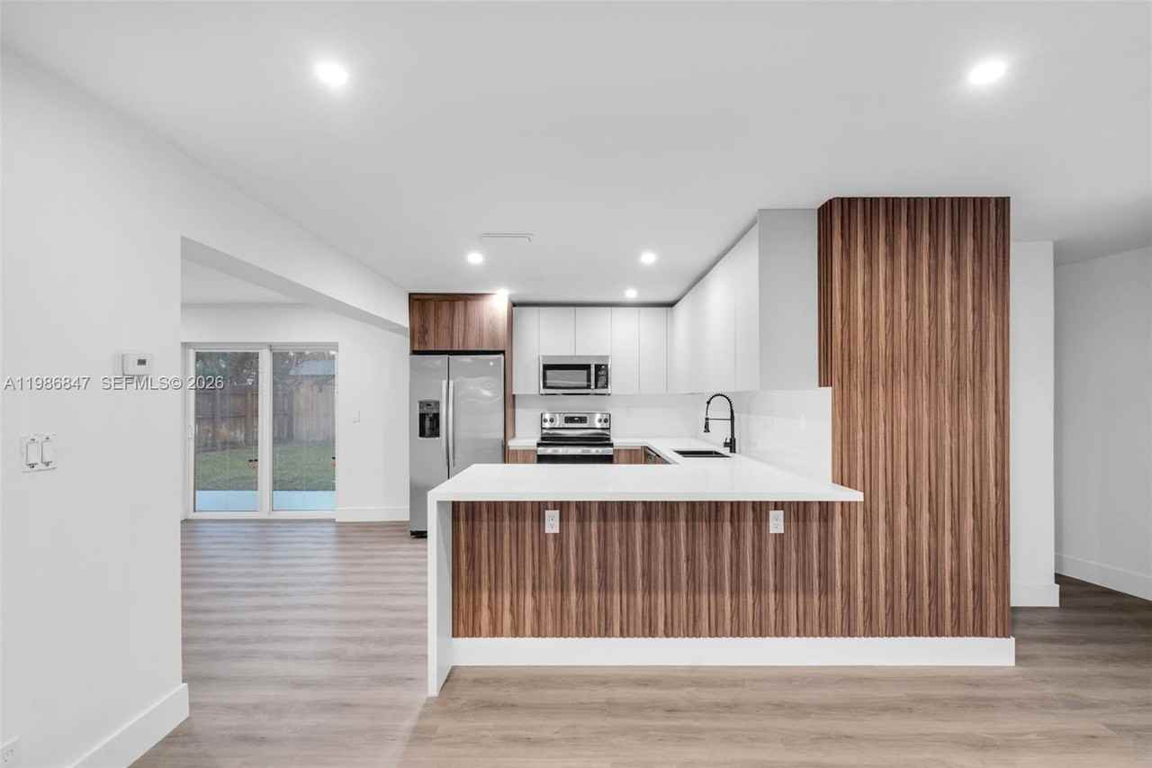 3180 Ne 10th Ter - Photo 2 of 8