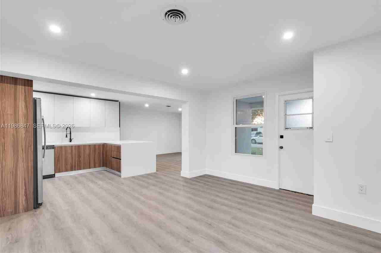 3180 Ne 10th Ter - Photo 3 of 8